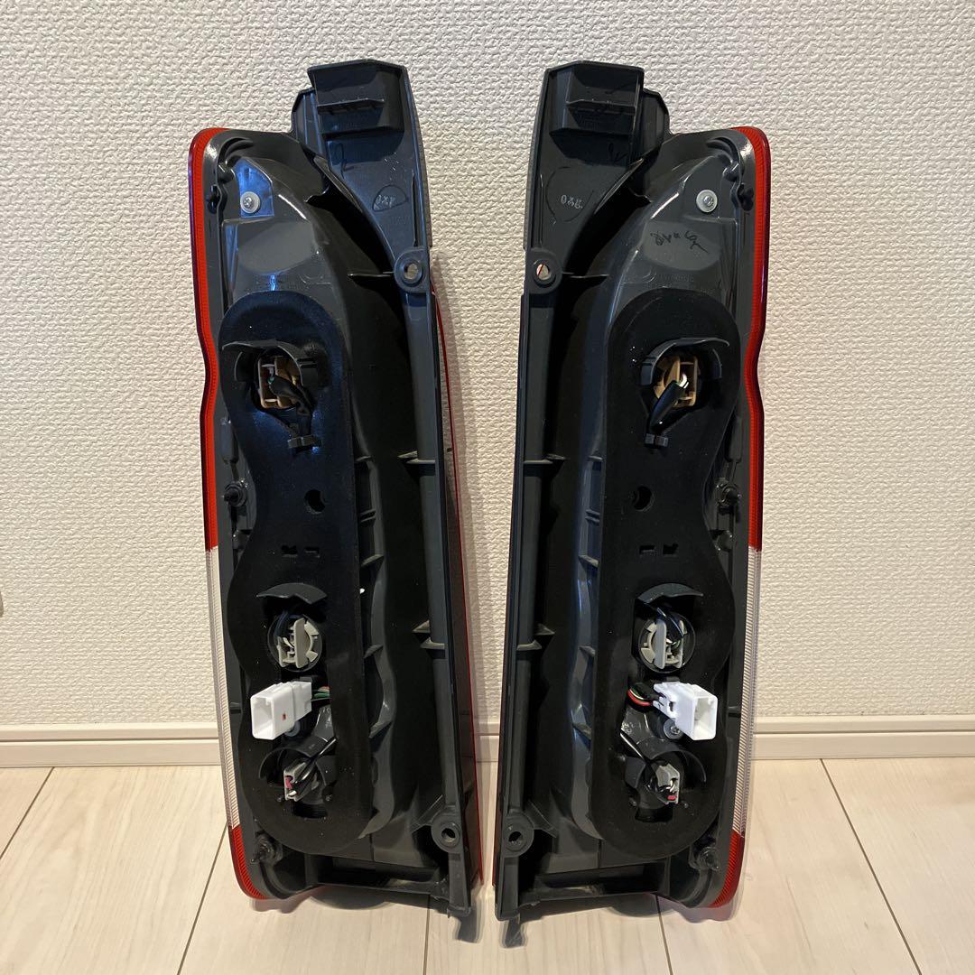 ハイエース純正　テールランプ 左右セット