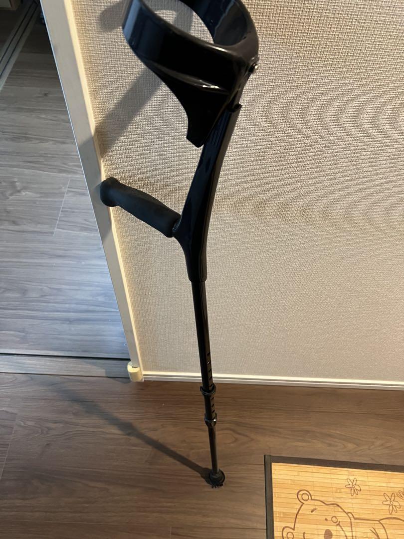 黒い調整可能な松葉杖