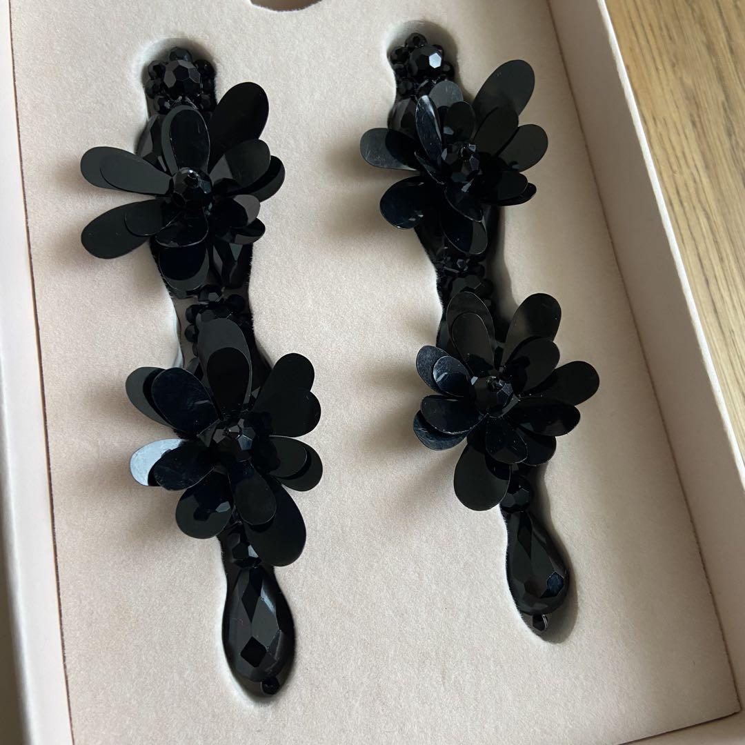 SIMONE ROCHA シモーネロシャ フラワー ビジューピアス Simone Rocha（シモーネロシャ）の「VICTORIAN FLOWER DROP