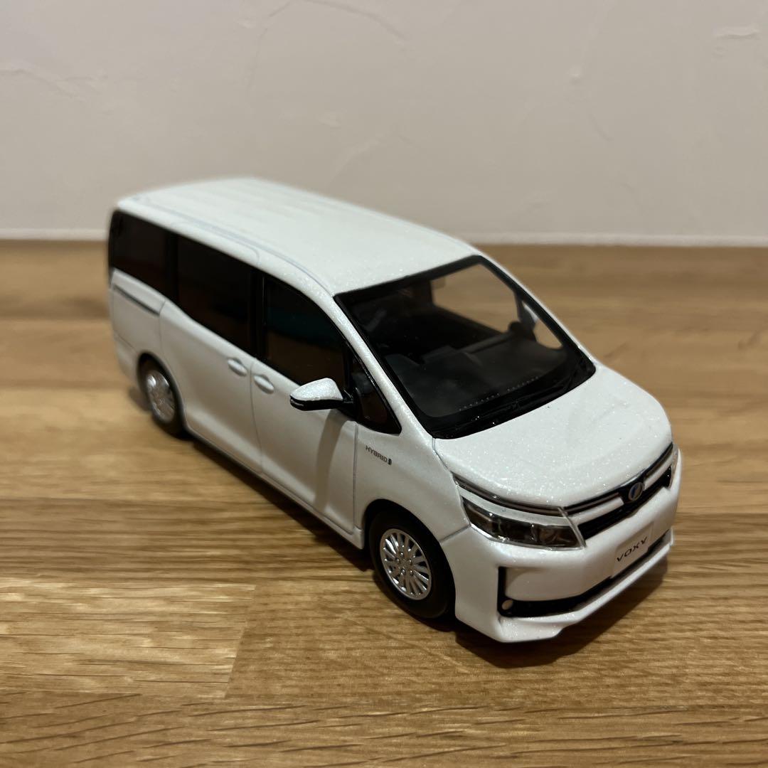 ヴォクシー 80系　voxy カラーサンプルミニカー　非売品　ホワイトパール