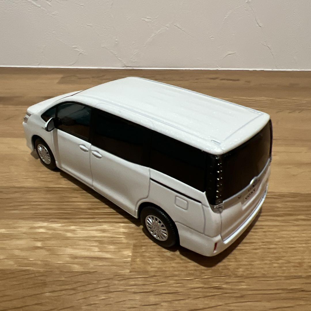 ヴォクシー 80系　voxy カラーサンプルミニカー　非売品　ホワイトパール