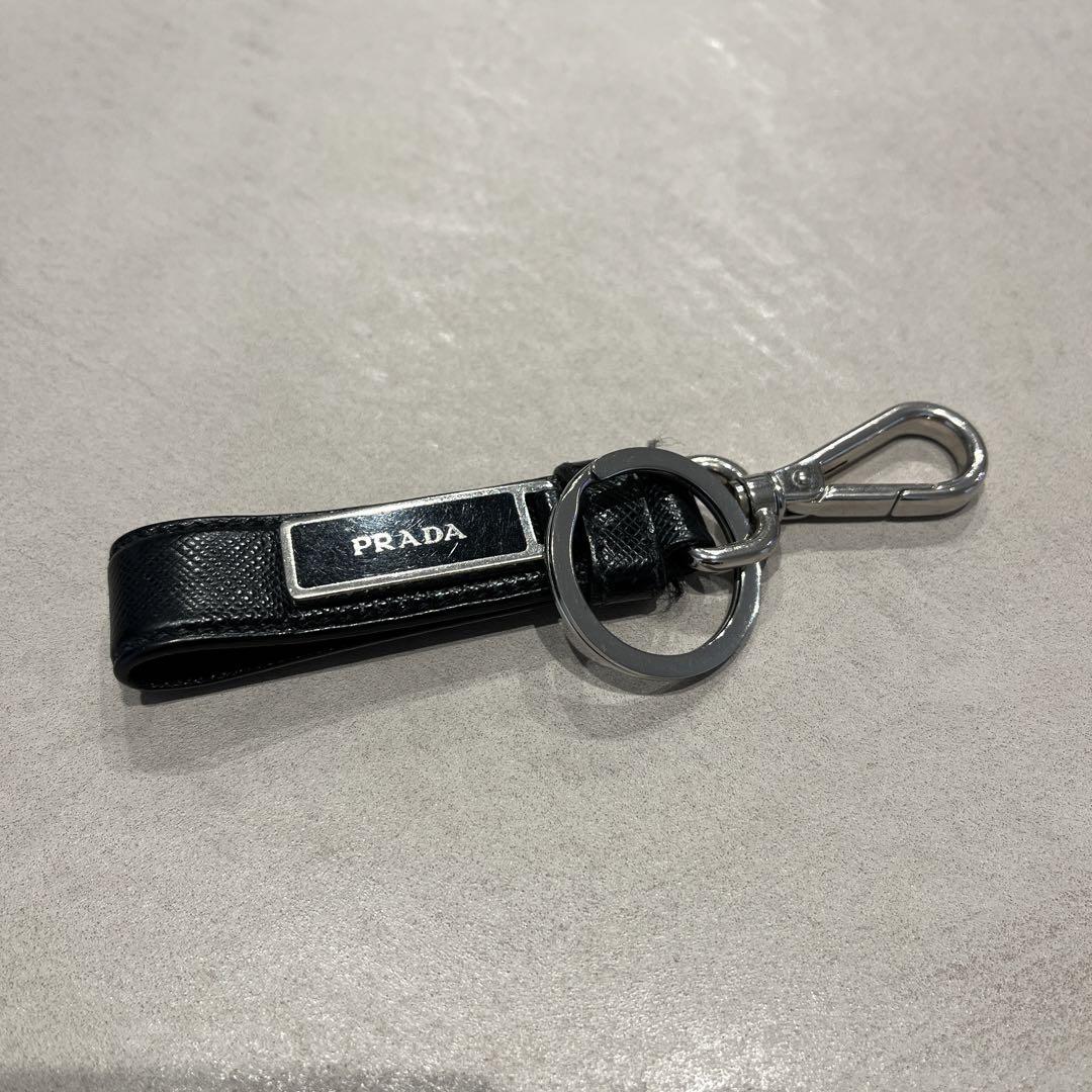 ゴマ。PRADA プラダ キーリング