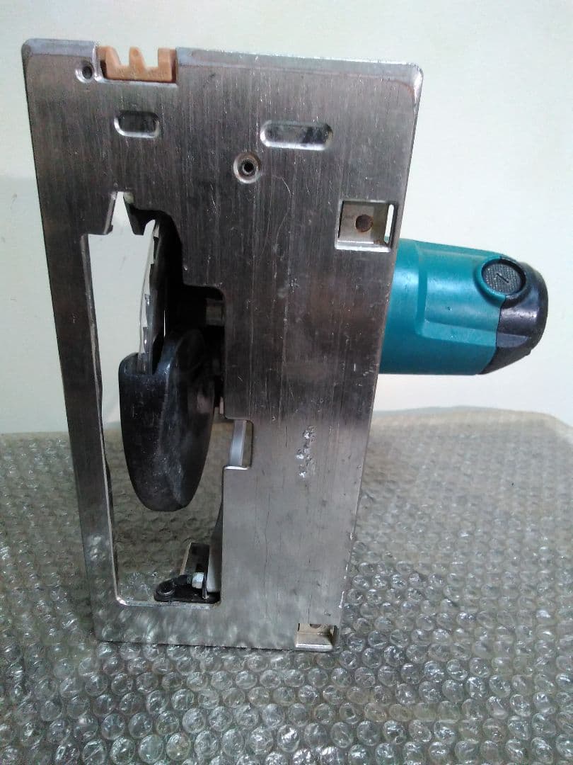 18V マルノコ マキタ充電式18V丸のこ 動作品! ブレード付きです!165㎜ 18V マルノコ マキタ充電式18V丸のこ 動作品! ブレード付きです!165㎜