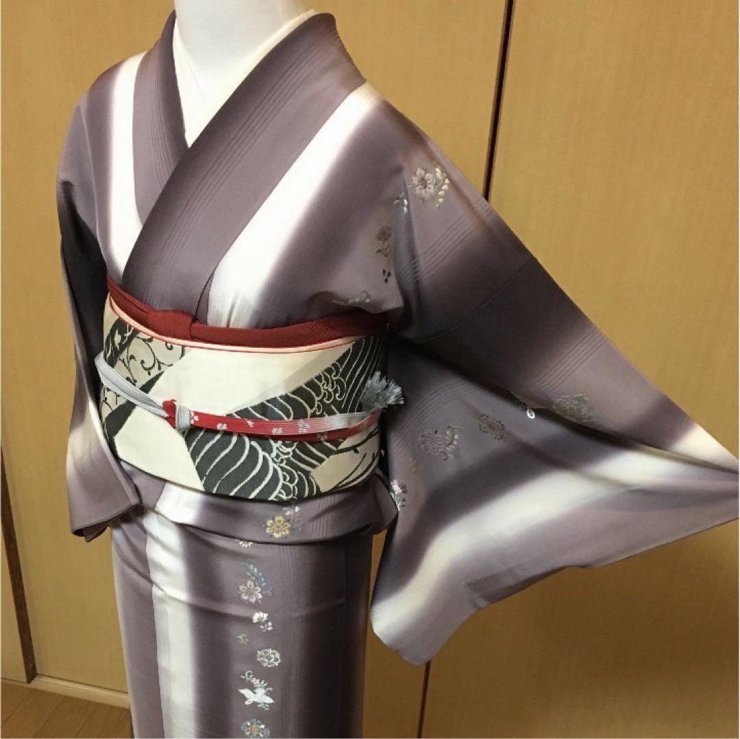 訪問着 着物 縦縞ボカシ❣️花紋、正倉文様の蘇州刺繍が並んだ粋な着物 訪問着 着物 縦縞ボカシ❣️花紋、正倉文様の蘇州刺繍が並んだ粋