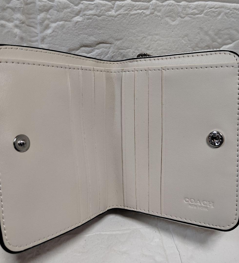 COACH　二つ折財布　 いちご柄 　ホワイト COACH 二つ折財布 イチゴ柄 ホワイト - メルカリ