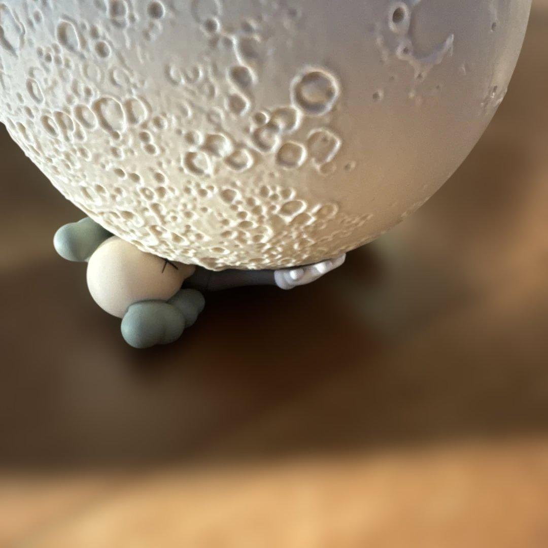 KAWS BIG MOON Limited Edition Lamp - メルカリ
