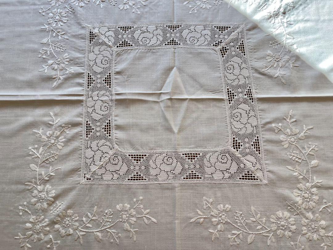コットンテーブルクロス／三色刺繍フラワーデザイン／正方形
