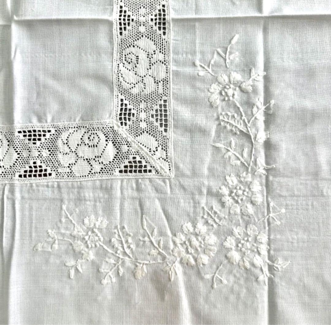 コットンテーブルクロス／三色刺繍フラワーデザイン／正方形