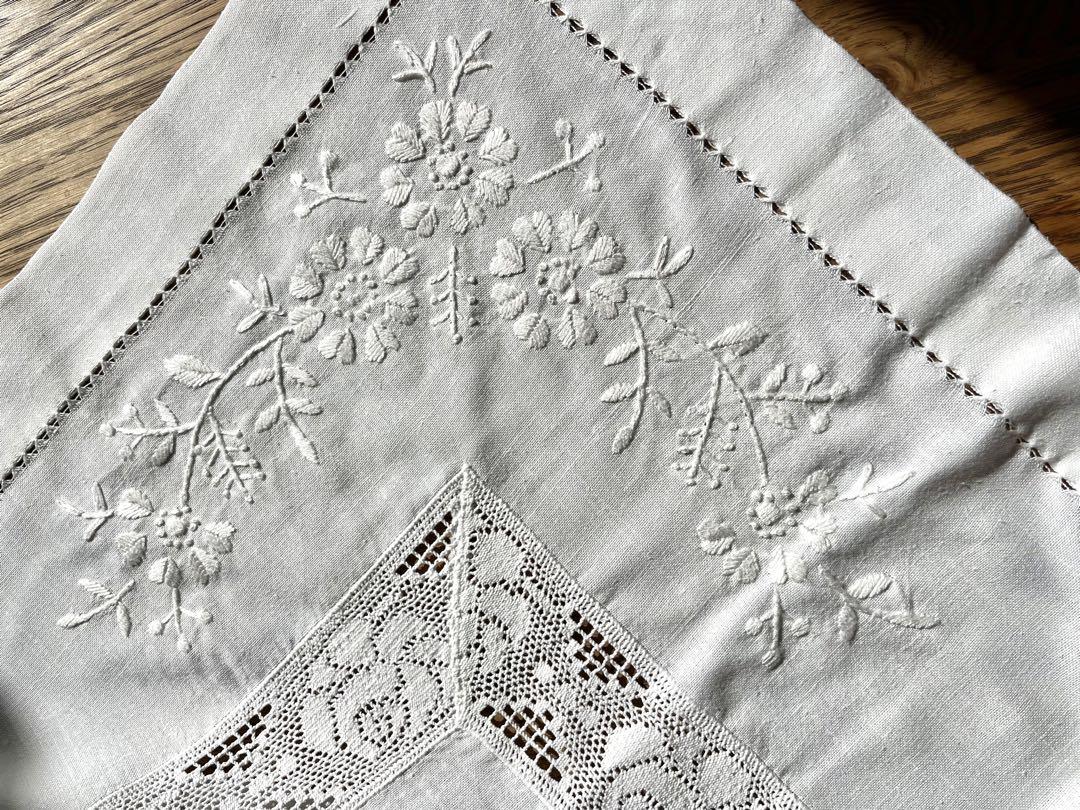 コットンテーブルクロス／三色刺繍フラワーデザイン／正方形