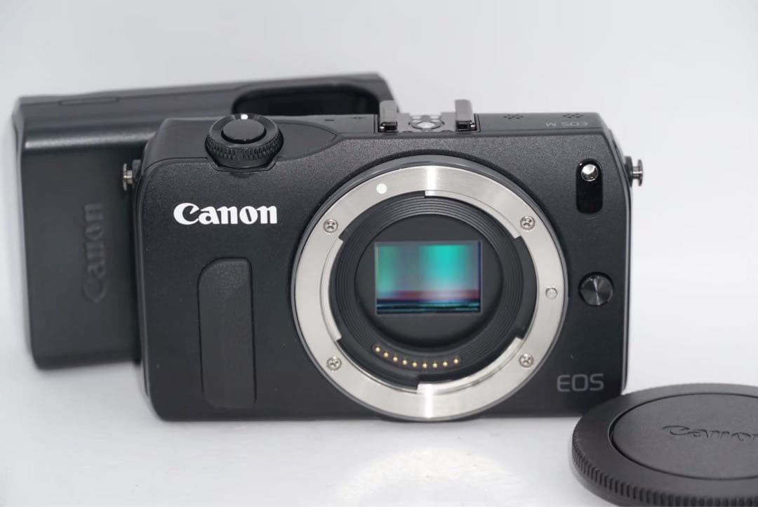 CANON EOS M目立った傷や汚れなし
