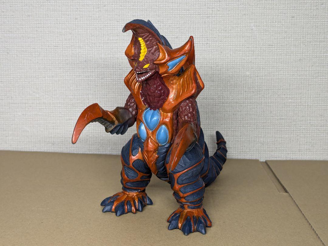 ウルトラマンガイア 超コッヴ＆超パズズ ソフビ 塗装版