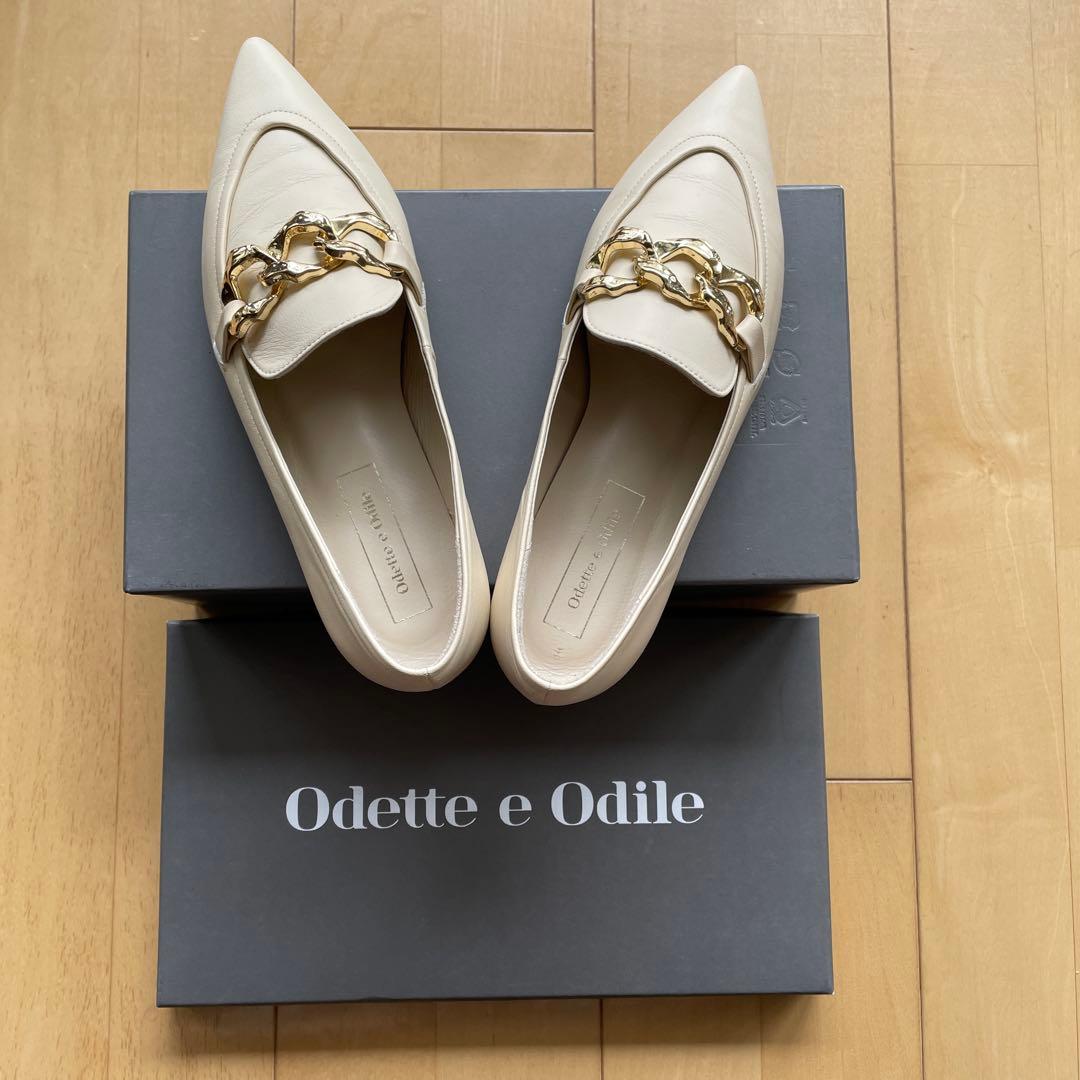 odtte e odtteパンプス、白ローヒールパンプス、ゴールド飾りパンプス