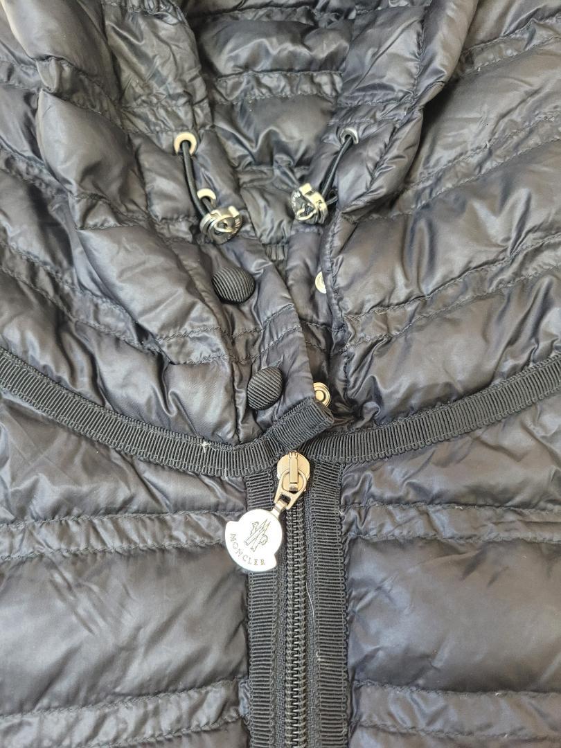 MONCLER フード付き黒ダウンジャケット - メルカリ