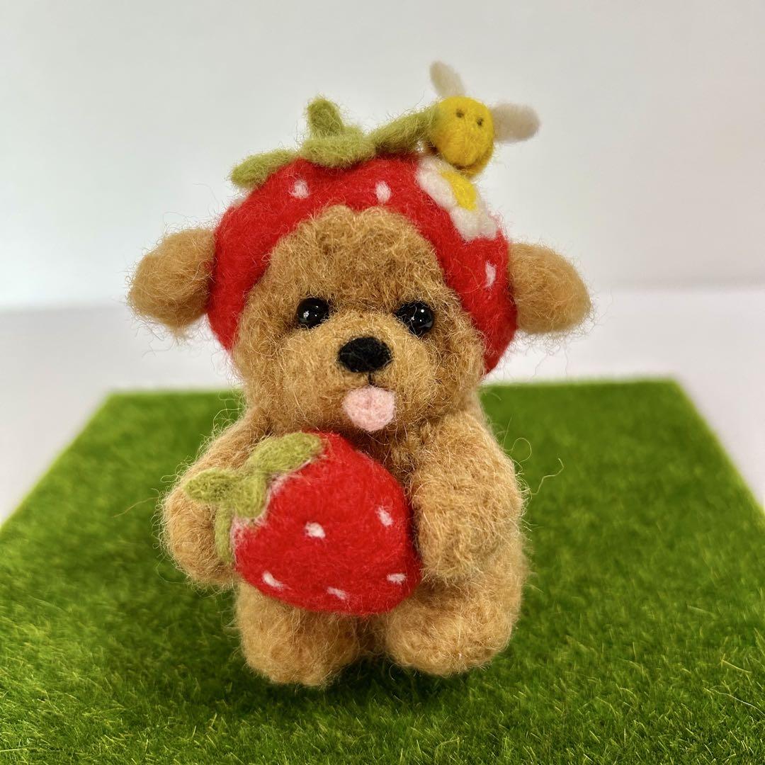 苺の帽子をかぶって＊いちごを抱えたレッドトイプーちゃん（羊毛フェルト） 4,650円