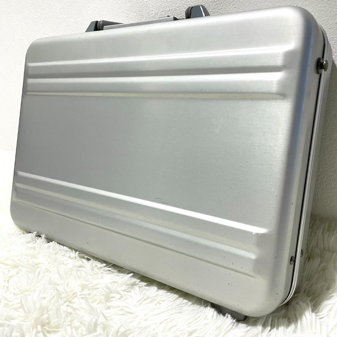 ゼロハリバートン ミニアタッシュケース アルミジュラルミン 美品 ⭐️美品⭐️ ゼロハリバートン ミニアタッシュケース アルミ