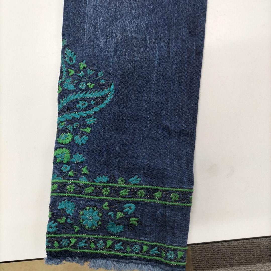 デシグアル　刺繍入りダークブルーストレートデニムパンツ