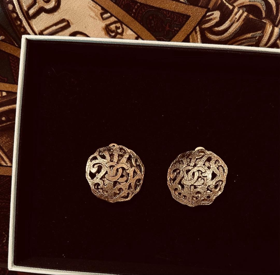 シャネル　透かし模様 ゴールド イヤリング