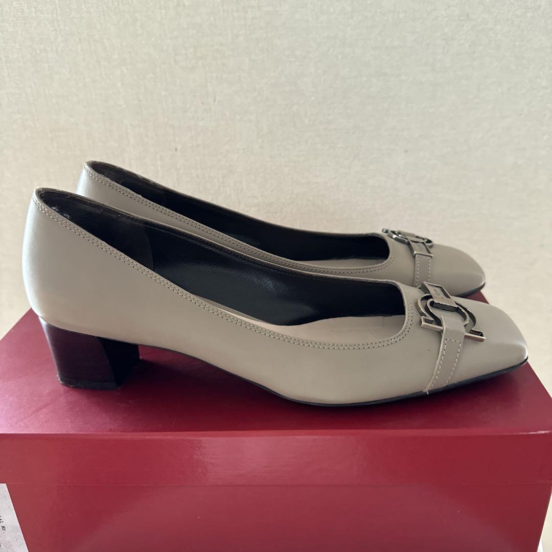 Ferragamo グレージュパンプス