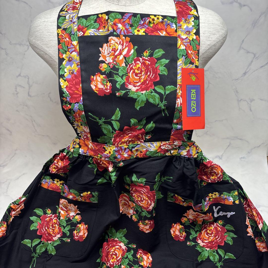 1119 ケンゾーエプロンブラック花柄汚れあり. 未使用タグ付き.