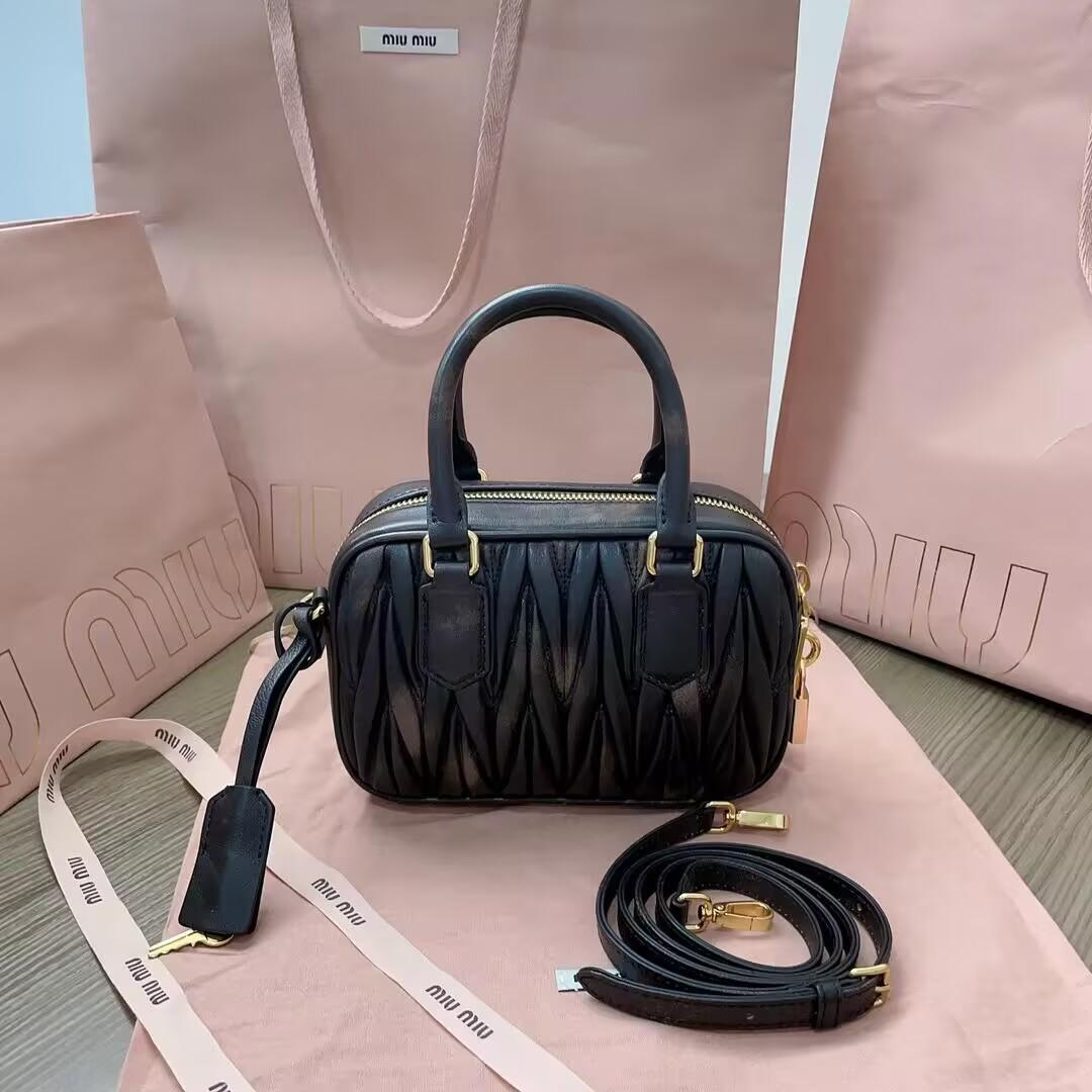 MIU MIUショルダーバッグ