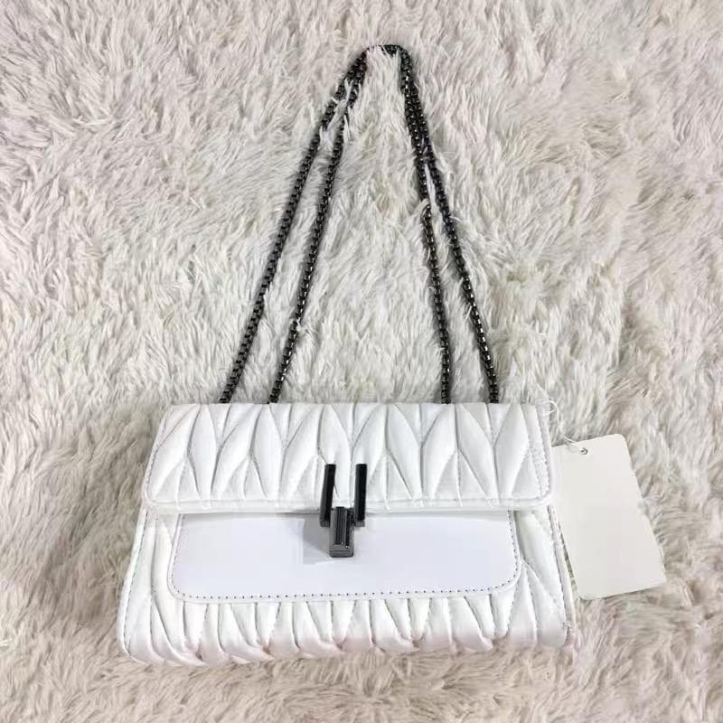 ホワイトキルティングショルダーバッグ