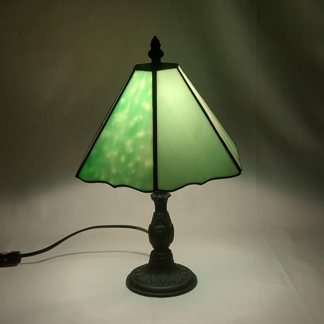 ステンドグラス　テーブルランプ　グリーンベース