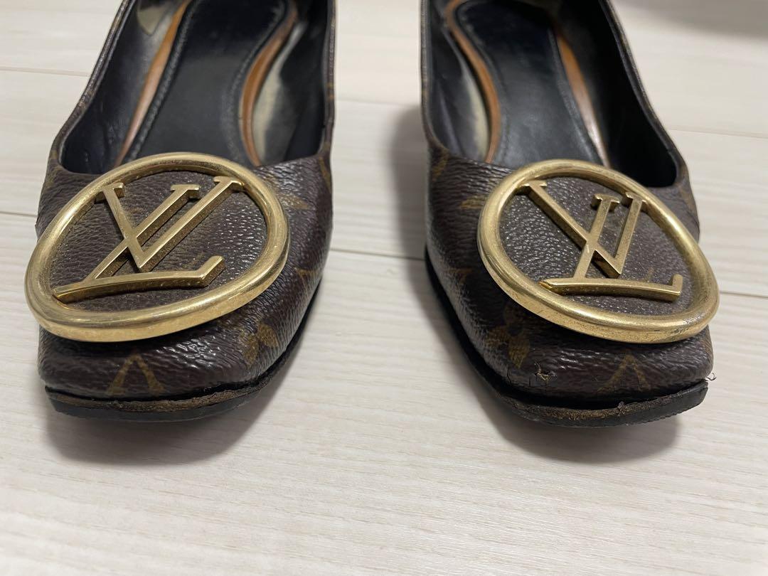 Louis Vuitton LVロゴ付きブラウンパンプス