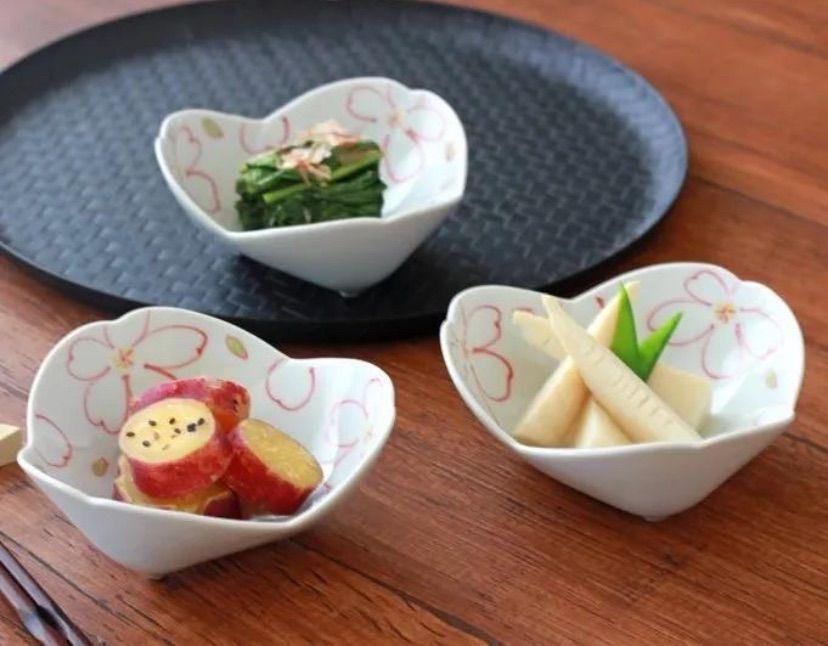 値下げ《４５％OFF》波佐見焼 手描きさくら割烹三つ足小鉢 ３個組