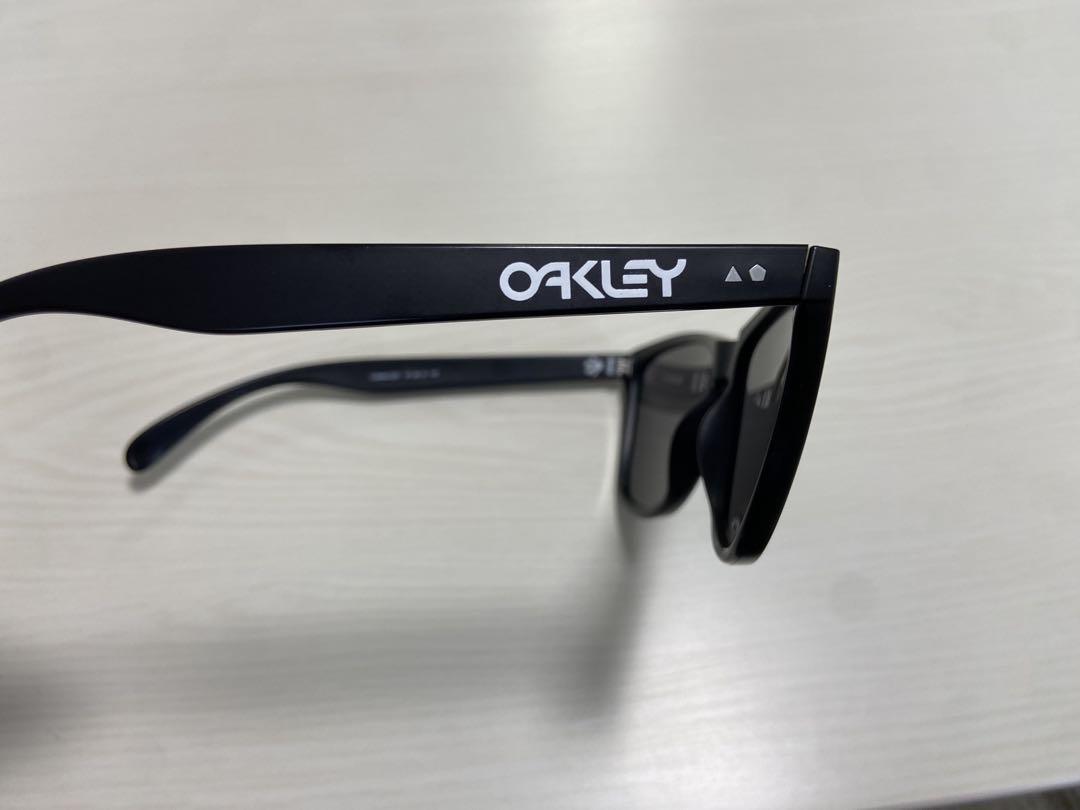 【短期間出品】Oakley Frogskins ブラックサングラス 35周年記念&ケース付き】 OAKLEY Frogskins Black - メルカリ