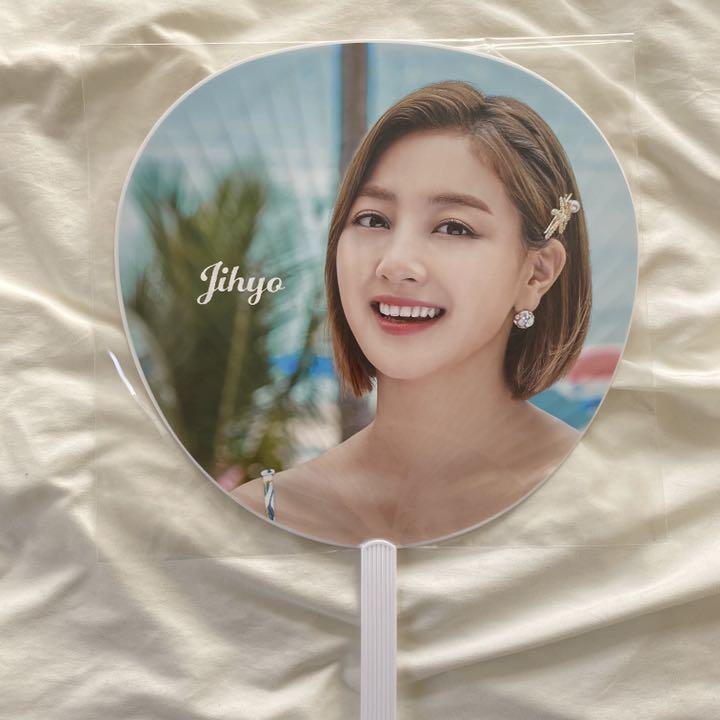 TWICE ジヒョ サイン入りうちわ TWICE ジヒョ うちわ - メルカリ