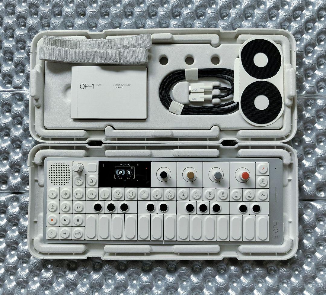 鍵盤楽器 OP-1 field + SENNHEISER IE100PRO