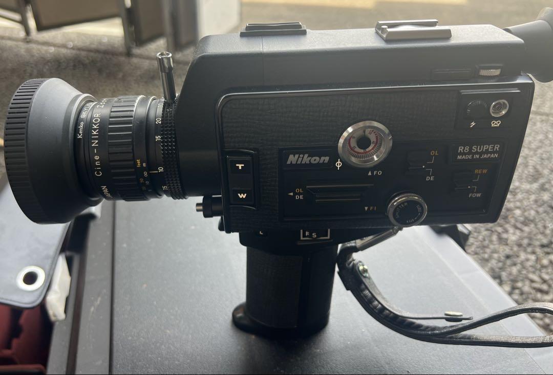 Nikon R8