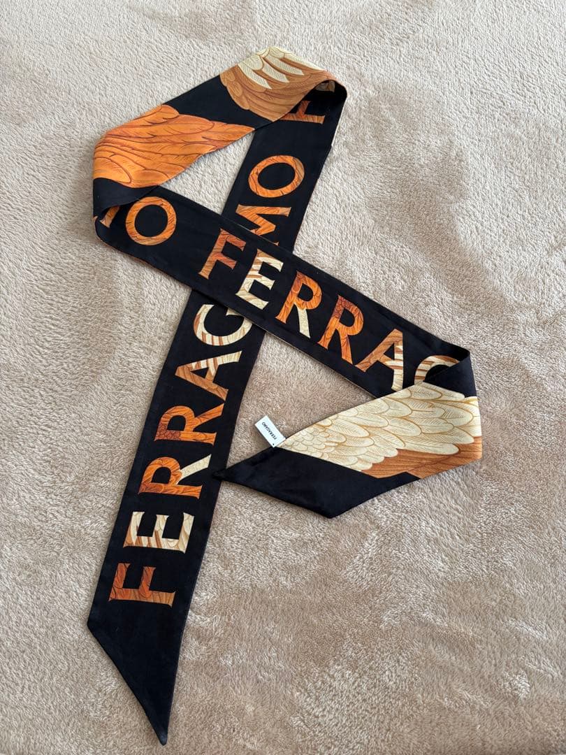 Ferragamo シルクスカーフ 羽根デザイン