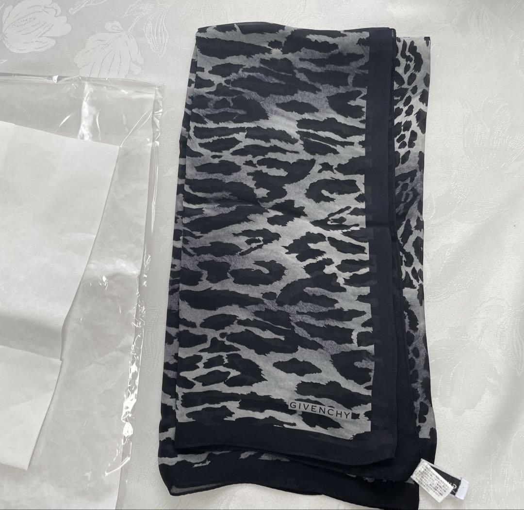 ジバンシー　ヒョウ柄　赤　スカーフ　絹100% シルク GIVENCHY silk scarf ジバンシー シルク スカーフ ヒョウ柄