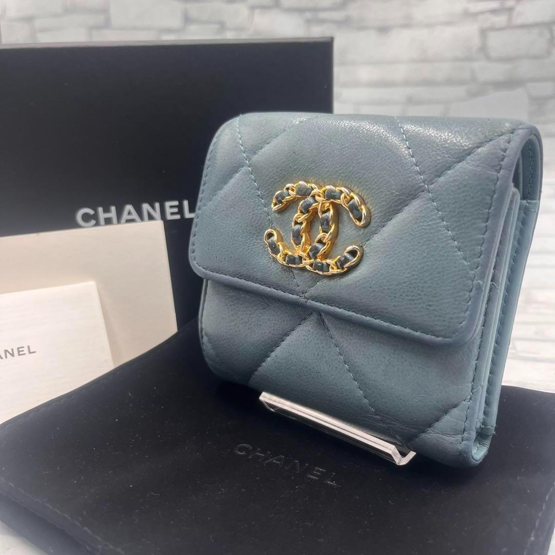 シャネル19 三つ折り財布 ディズヌフ ラムスキン ミニフラップ ライト