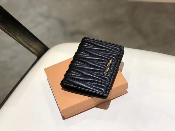 Miu Miu 黒 プリーツ 二つ折り財布