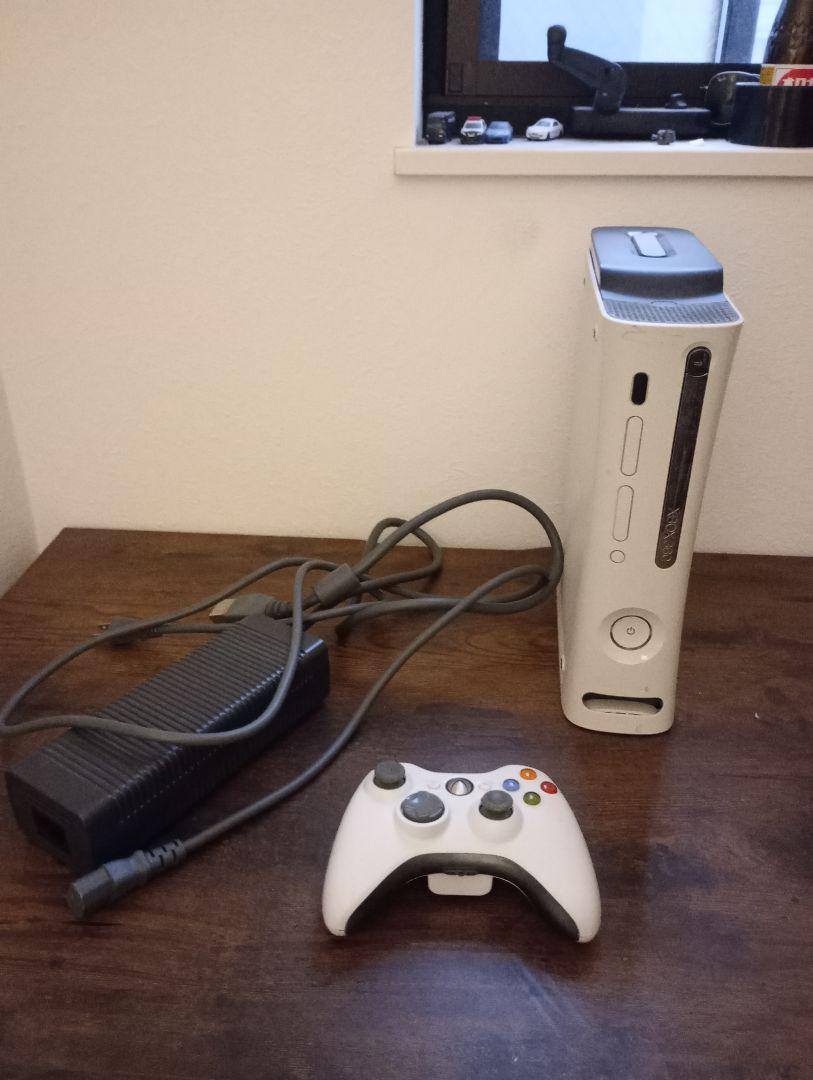 Xbox 360 120GB本体動作確認済　充電器 コントローラー付き。