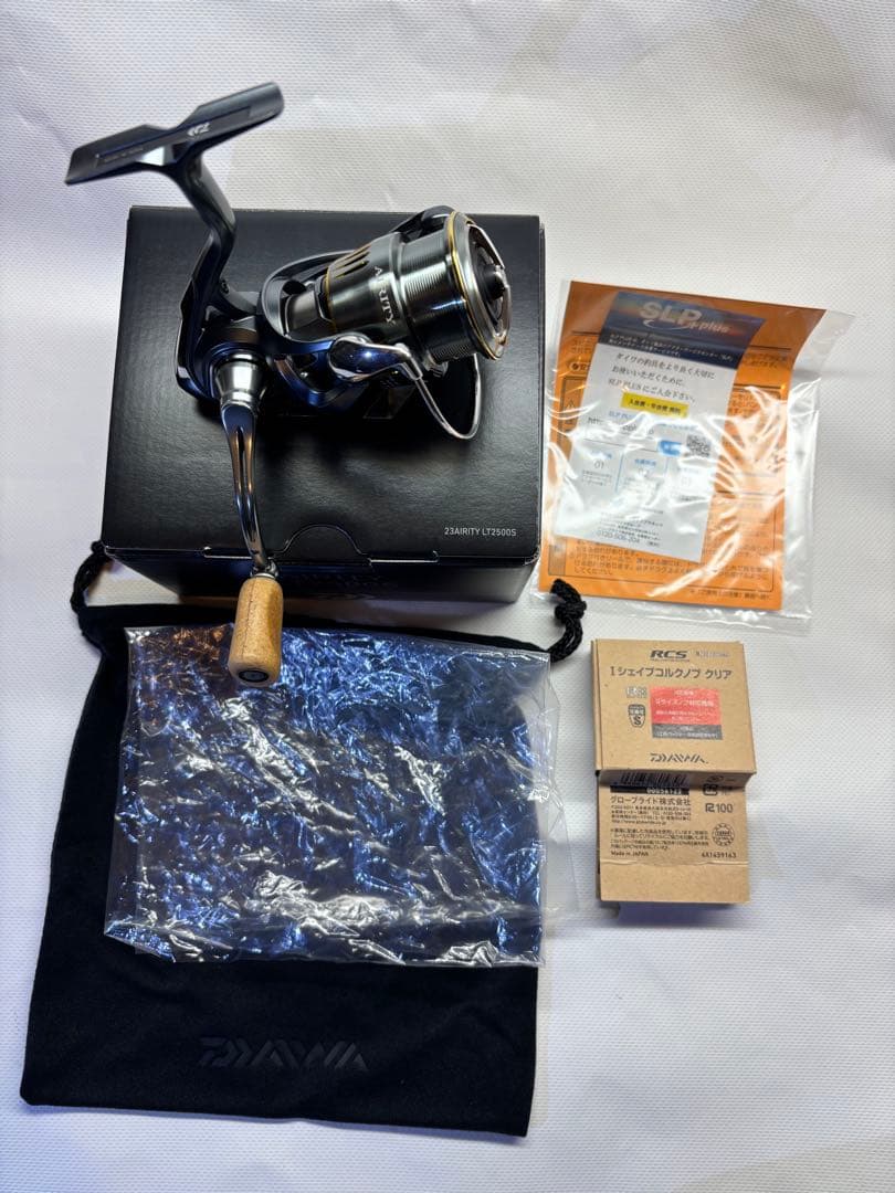 Daiwa AIRITY LT2500S RCS Iシェイプコルクノブ付きDAIWA