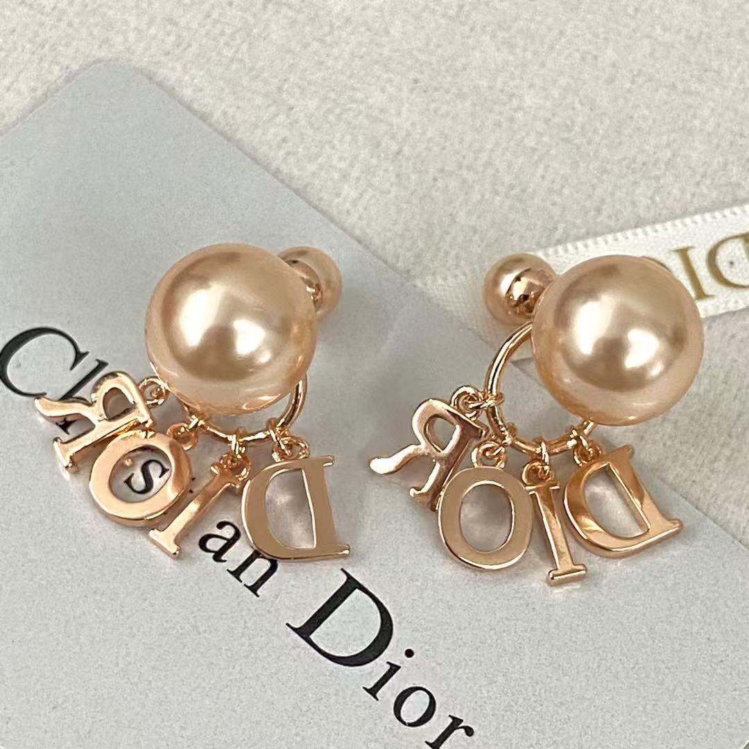 美品 パールロゴチャームピアス　ピンク