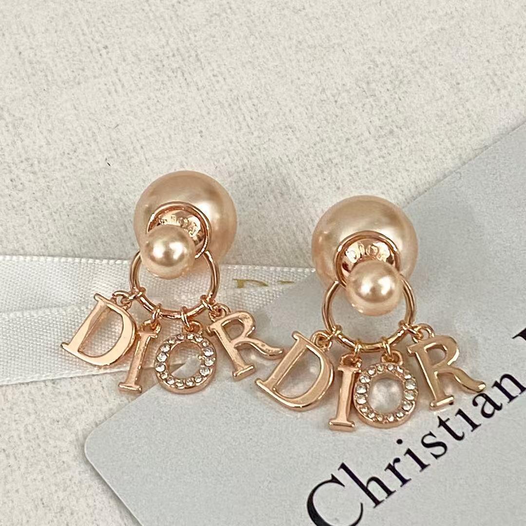 美品 パールロゴチャームピアス　ピンク