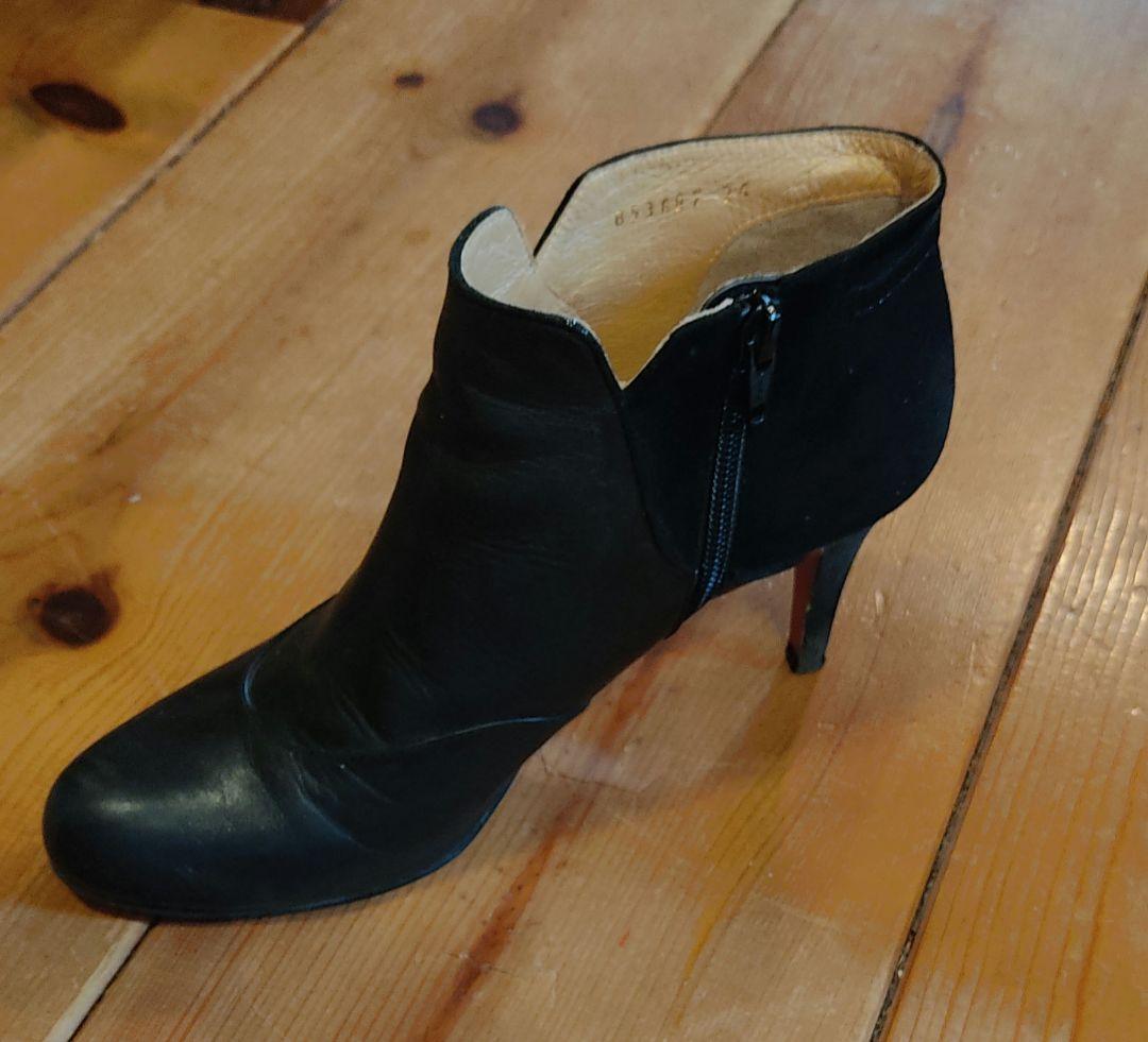 黒いレザーブーティ 高めヒール