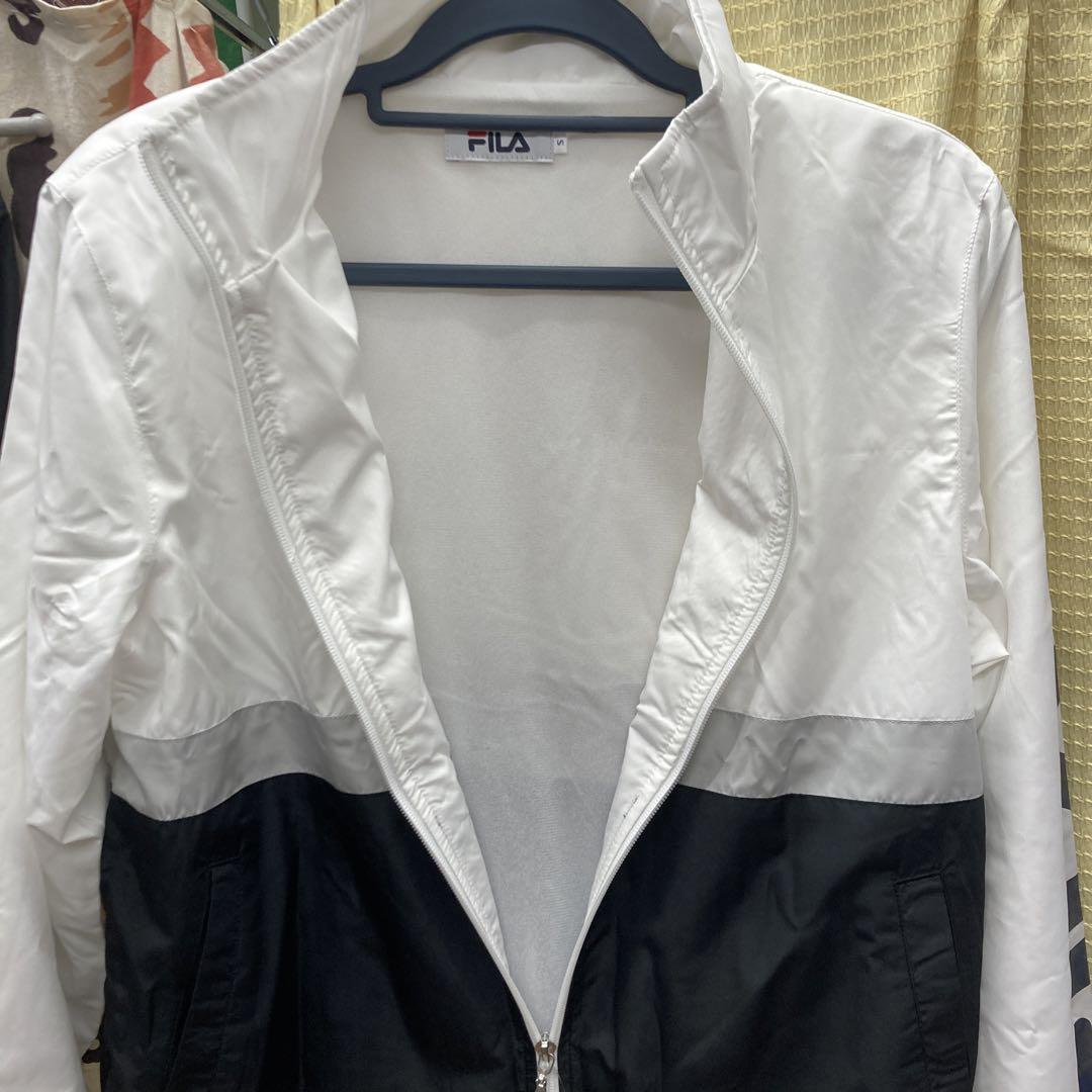 フィラ　ウインドブレイカー上下セット　サイズSとM
