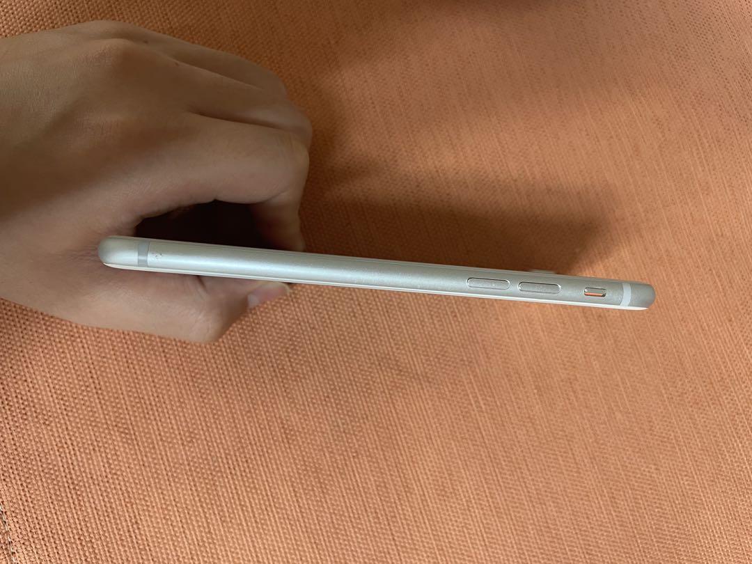 （美品）Apple iPhone 8 シルバー 本体 箱有り64G