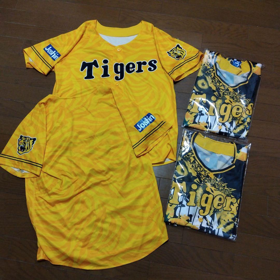 ユニフォーム４着、キャップ２個、うちわ２個、ショルダーバック、タンブラーセット