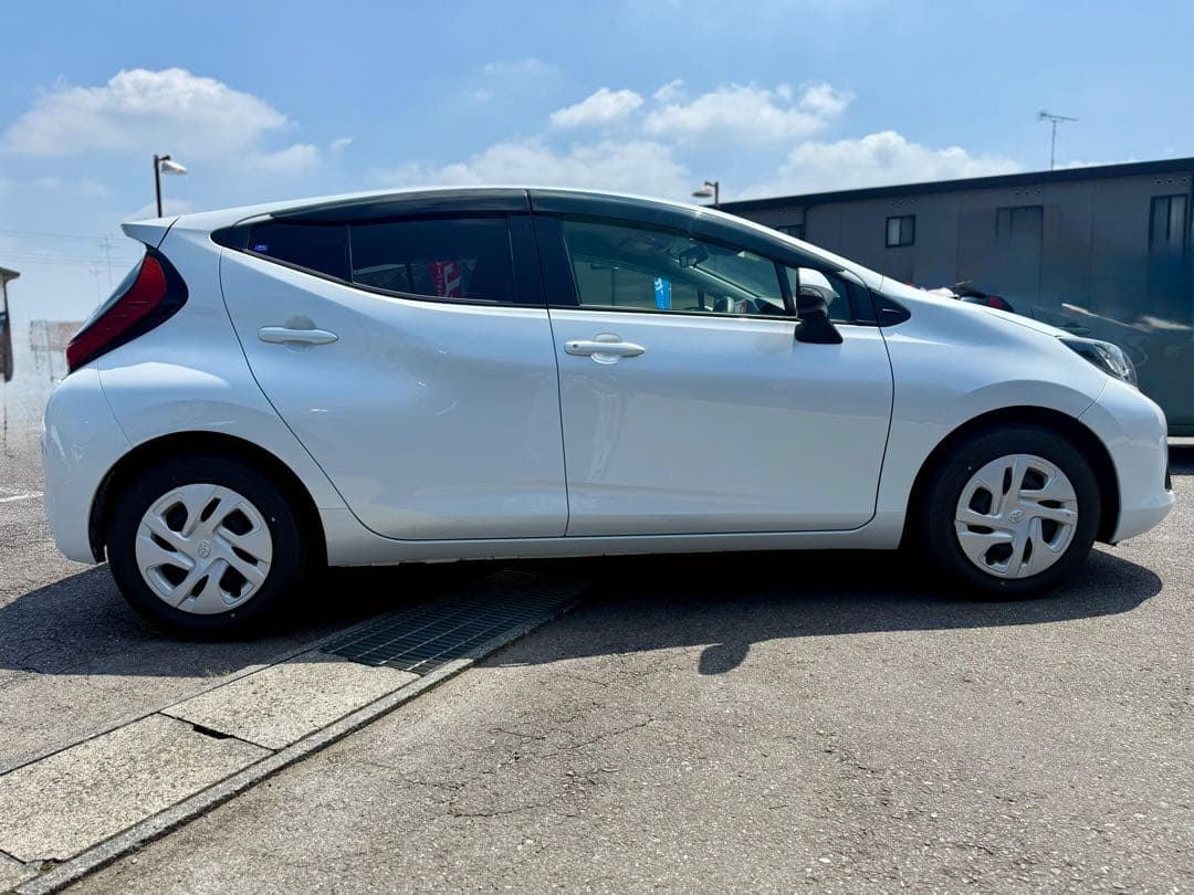 トヨタ　アクア　ハイブリッド　X