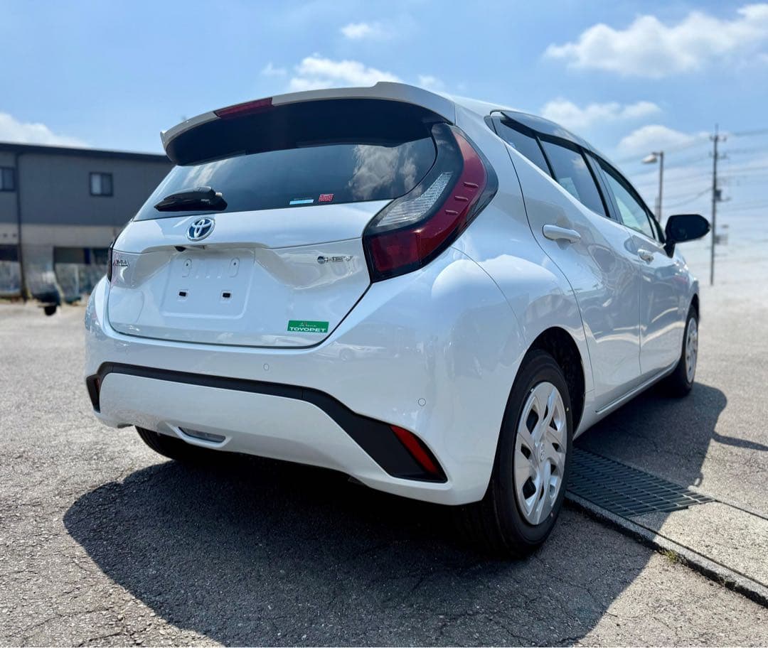 トヨタ　アクア　ハイブリッド　X