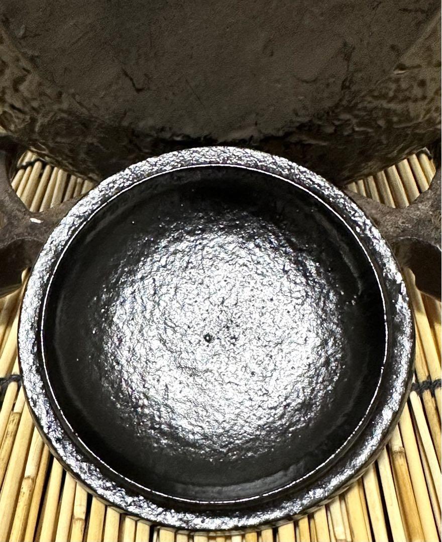新品、未使用品　南部名工金秀 及春鋳造 算盤形捻鉉老松　南部鉄瓶　南部鉄器　鉄瓶
