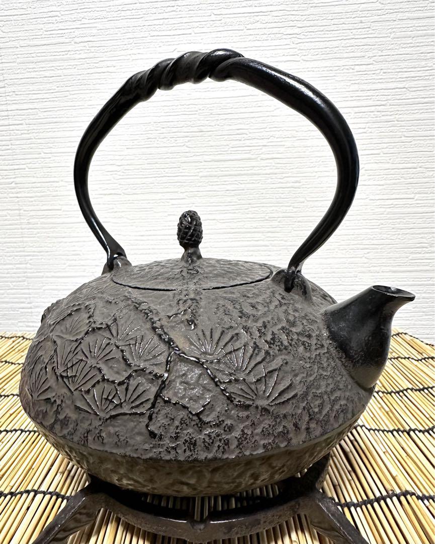 新品、未使用品　南部名工金秀 及春鋳造 算盤形捻鉉老松　南部鉄瓶　南部鉄器　鉄瓶