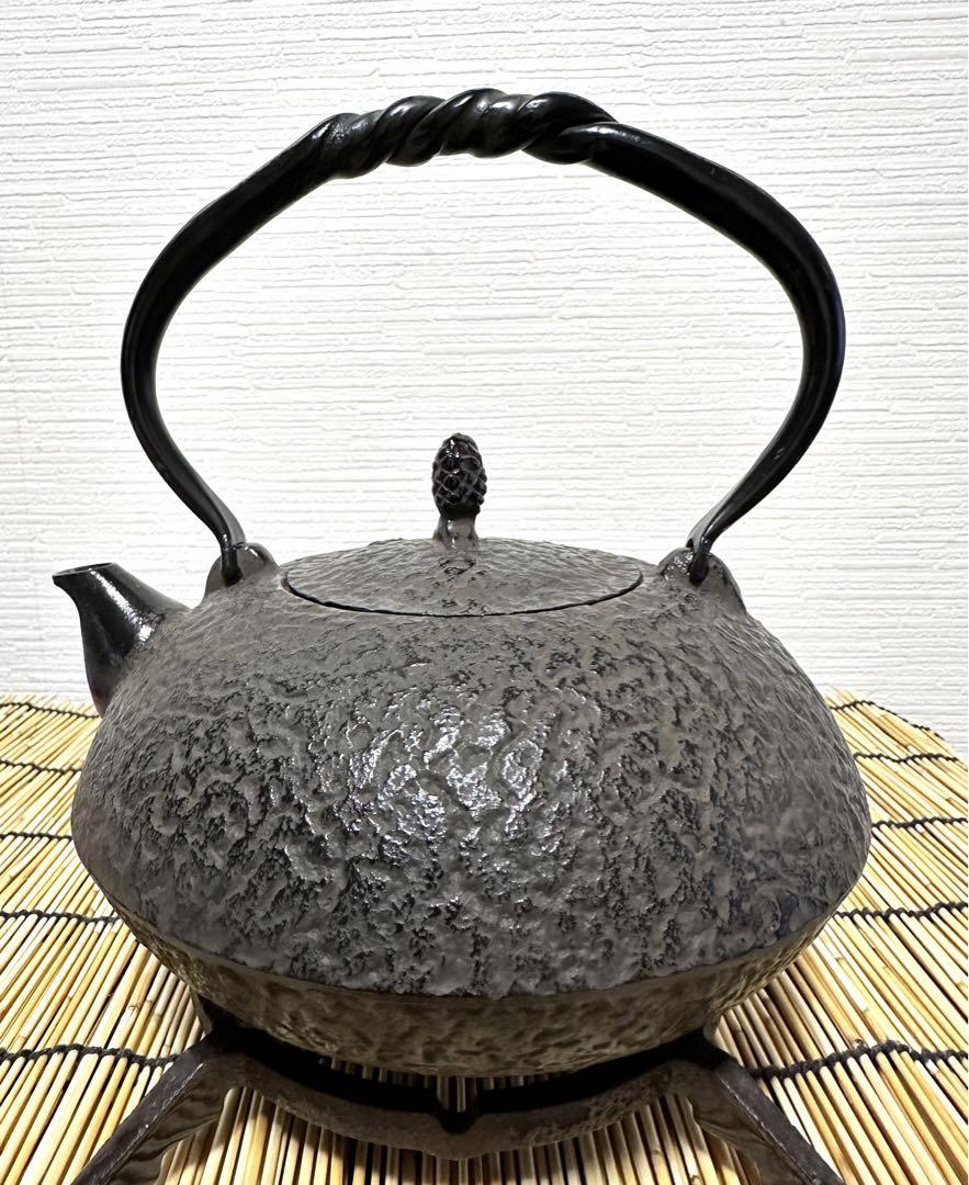 新品、未使用品　南部名工金秀 及春鋳造 算盤形捻鉉老松　南部鉄瓶　南部鉄器　鉄瓶