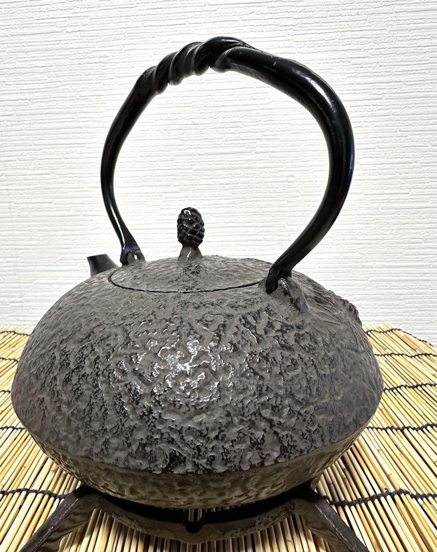 新品、未使用品　南部名工金秀 及春鋳造 算盤形捻鉉老松　南部鉄瓶　南部鉄器　鉄瓶